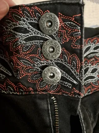 Pantalón vaquero Koroshi gris oscuro bordado