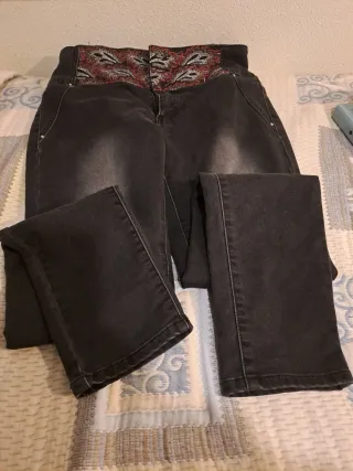 Pantalón vaquero Koroshi gris oscuro bordado