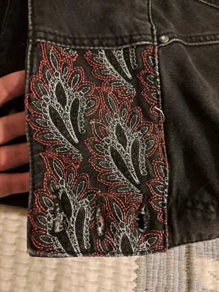 Pantalón vaquero Koroshi gris oscuro bordado