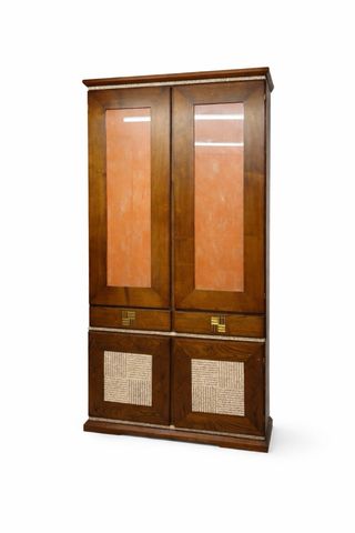 Armario de madera con detalles dorados y granito