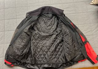 Chaqueta de moto roja y negra