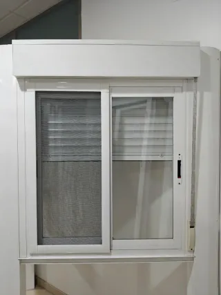 Ventana de aluminio corredera con persiana y mosqu