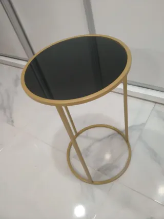 Mesa auxiliar redonda dorada cristal negro