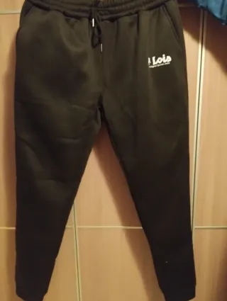 Chándal Lois Rojo y pantalón negro