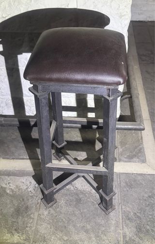 Taburetes de hierro y piel sintética
