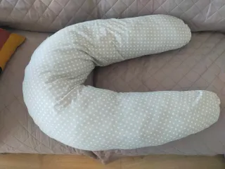 Almohada de lactancia gris con estrellas