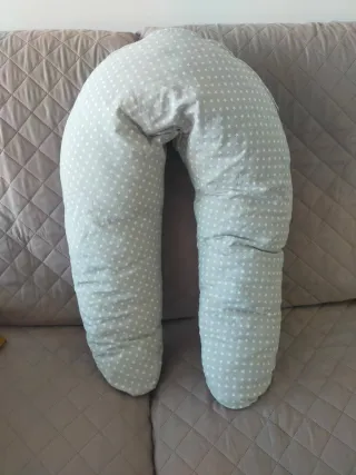 Almohada de lactancia gris con estrellas