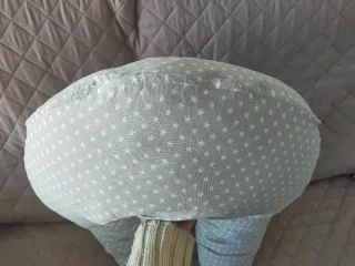 Almohada de lactancia gris con estrellas