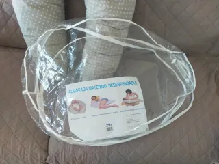 Almohada de lactancia gris con estrellas