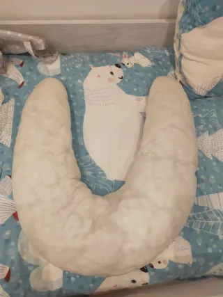 Almohada de lactancia gris con estrellas