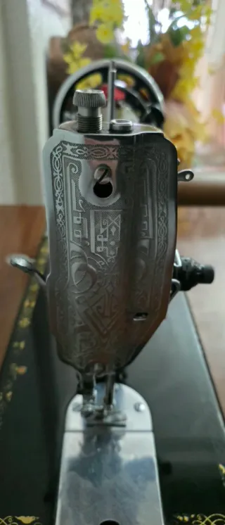 Máquina de coser antigua negra y dorada