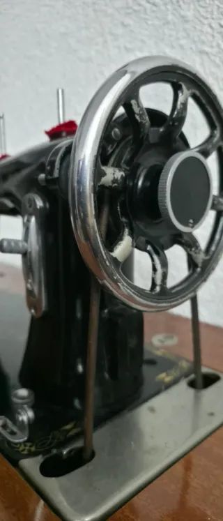 Máquina de coser antigua negra y dorada