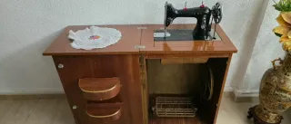 Máquina de coser antigua negra y dorada