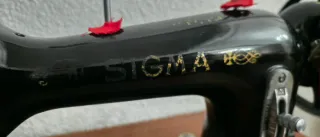 Máquina de coser antigua negra y dorada