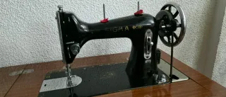 Máquina de coser antigua negra y dorada