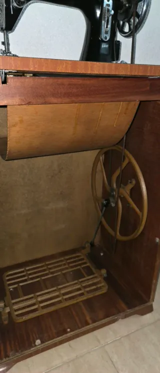 Máquina de coser antigua negra y dorada