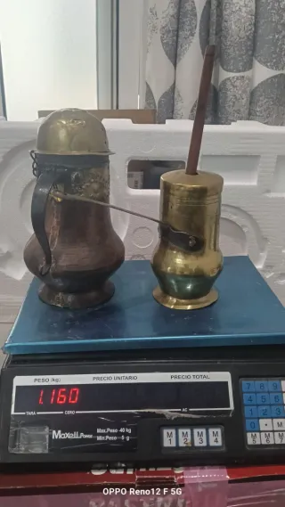 Antigua aguamarina y chocolatera de latón