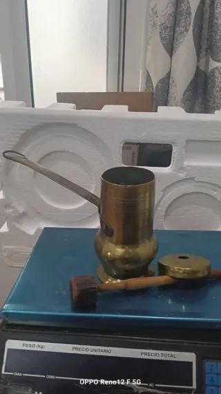 Antigua aguamarina y chocolatera de latón