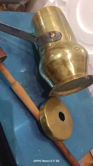 Antigua aguamarina y chocolatera de latón