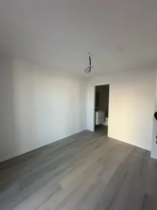 Alquilar piso  esquinero por estrenar . En marzo