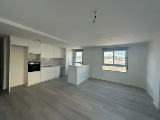 Alquilar piso  esquinero por estrenar . En marzo