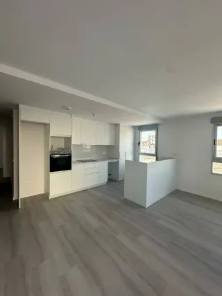 Alquilar piso  esquinero por estrenar . En marzo