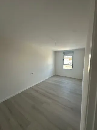 Alquilar piso  esquinero por estrenar . En marzo