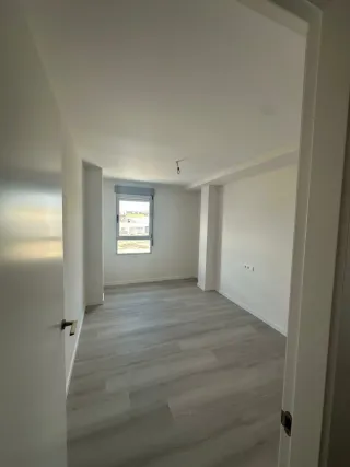 Alquilar piso  esquinero por estrenar . En marzo