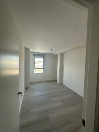 Alquilar piso  esquinero por estrenar . En marzo