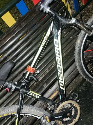 Bicicleta en camino de stunt