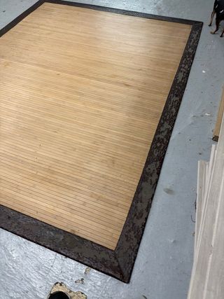 Alfombra grande de bambú beige y marrón