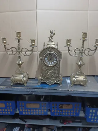 Reloj y 2 Candelabros de Metal Dorado