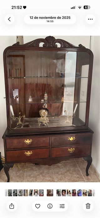 Vitrina antigua de madera y cristal