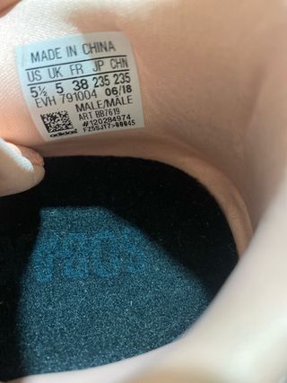 Zapatillas deportivas rosas y blancas