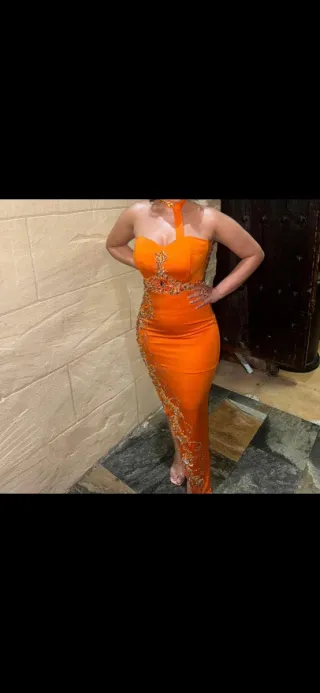 Vestido de fiesta naranja con complementos
