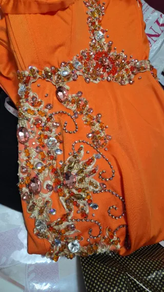 Vestido de fiesta naranja con complementos