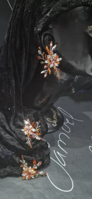 Vestido de fiesta naranja con complementos