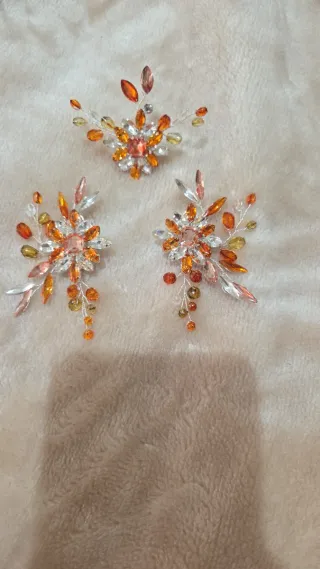 Vestido de fiesta naranja con complementos