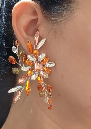 Vestido de fiesta naranja con complementos