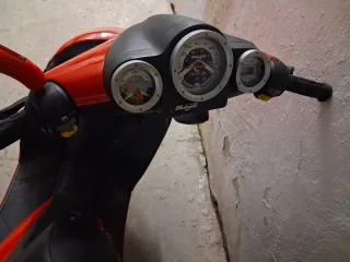 Moto Malaguti Phantom Scooter Roja
