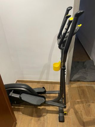 Bicicleta elíptica negra y amarilla