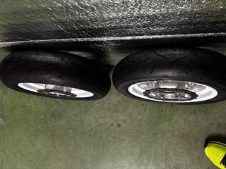 Llantas y neumáticos Pitbike de 12”.