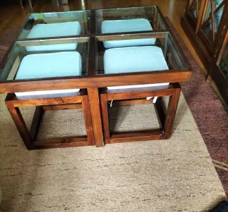 Mesa de centro madera y cristal con taburetes