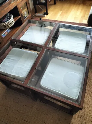 Mesa de centro madera y cristal con taburetes