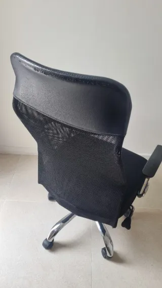 Silla oficina BILLUM con pequeñas marcas traseras