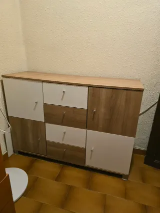 Cómoda beige y blanca 4 cajones y 4 puertas