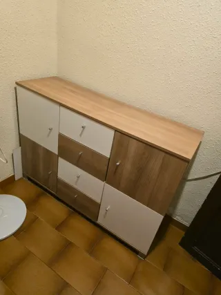 Cómoda beige y blanca 4 cajones y 4 puertas