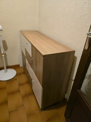 Cómoda beige y blanca 4 cajones y 4 puertas