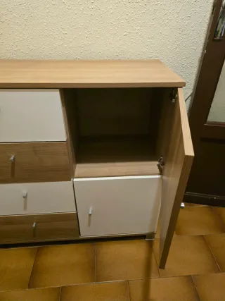 Cómoda beige y blanca 4 cajones y 4 puertas