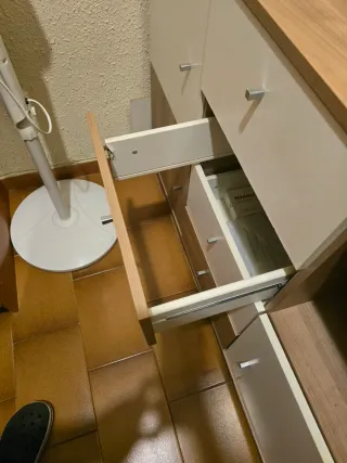 Cómoda beige y blanca 4 cajones y 4 puertas